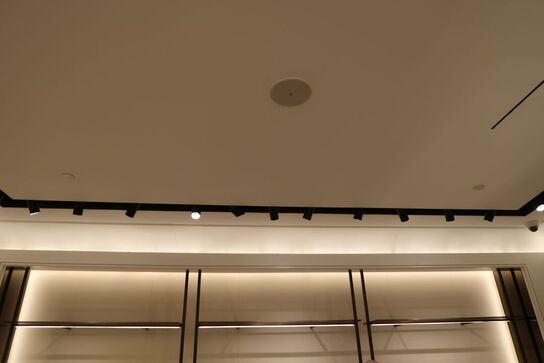 Skinne med 9 stk. spots samt højtaler, skinne med 34 stk. spots samt højtalere (LÆS BESKRIVELSE)