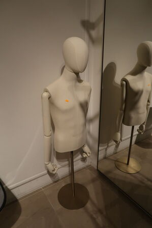 Hel butik med kvalitets butiksinventar bl.a. udstillingsdiske, skænke, hængereoler med glashylder m.m. (LÆS BESKRIVELSE)