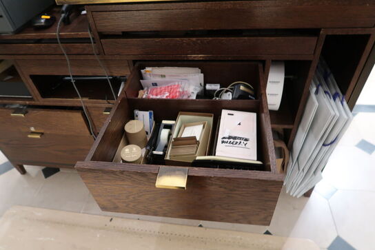 Hel butik med kvalitets butiksinventar bl.a. udstillingsdiske, skænke, hængereoler med glashylder m.m. (LÆS BESKRIVELSE)