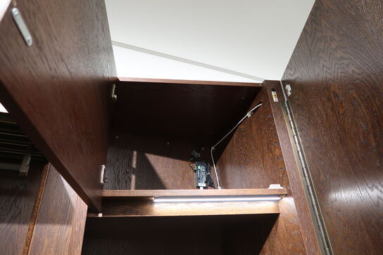 Hel butik med kvalitets butiksinventar bl.a. udstillingsdiske, skænke, hængereoler med glashylder m.m. (LÆS BESKRIVELSE)