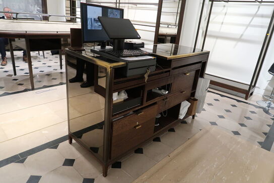 Hel butik med kvalitets butiksinventar bl.a. udstillingsdiske, skænke, hængereoler med glashylder m.m. (LÆS BESKRIVELSE)