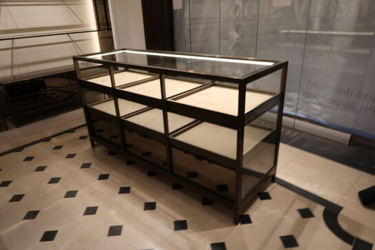 Hel butik med kvalitets butiksinventar bl.a. udstillingsdiske, skænke, hængereoler med glashylder m.m. (LÆS BESKRIVELSE)