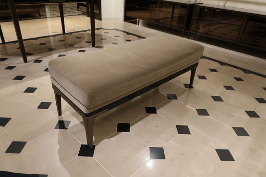 Hel butik med kvalitets butiksinventar bl.a. udstillingsdiske, skænke, hængereoler med glashylder m.m. (LÆS BESKRIVELSE)