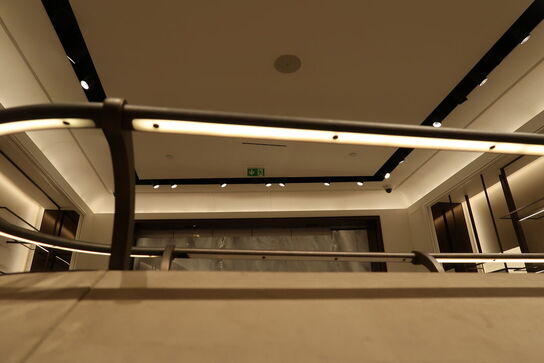 Hel butik med kvalitets butiksinventar bl.a. udstillingsdiske, skænke, hængereoler med glashylder m.m. (LÆS BESKRIVELSE)