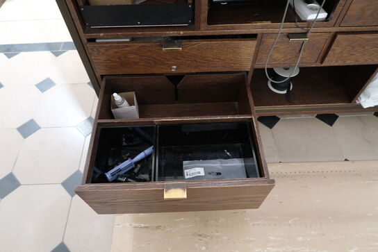 Hel butik med kvalitets butiksinventar bl.a. udstillingsdiske, skænke, hængereoler med glashylder m.m. (LÆS BESKRIVELSE)