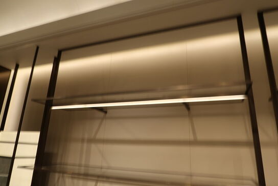 Hel butik med kvalitets butiksinventar bl.a. udstillingsdiske, skænke, hængereoler med glashylder m.m. (LÆS BESKRIVELSE)