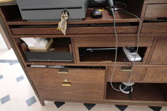 Hel butik med kvalitets butiksinventar bl.a. udstillingsdiske, skænke, hængereoler med glashylder m.m. (LÆS BESKRIVELSE)