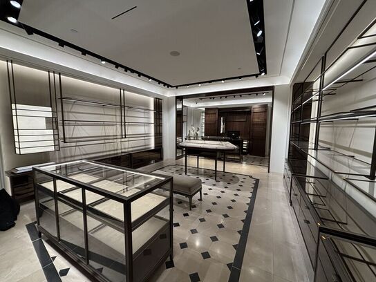 Hel butik med kvalitets butiksinventar bl.a. udstillingsdiske, skænke, hængereoler med glashylder m.m. (LÆS BESKRIVELSE)