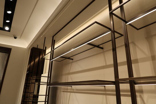 Hel butik med kvalitets butiksinventar bl.a. udstillingsdiske, skænke, hængereoler med glashylder m.m. (LÆS BESKRIVELSE)