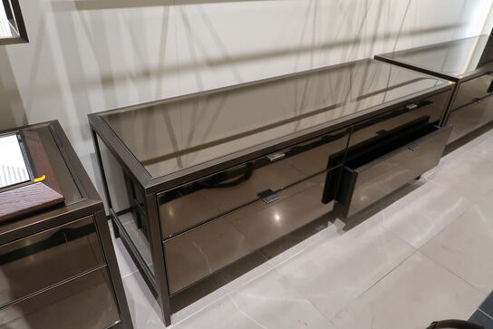 Hel butik med kvalitets butiksinventar bl.a. udstillingsdiske, skænke, hængereoler med glashylder m.m. (LÆS BESKRIVELSE)