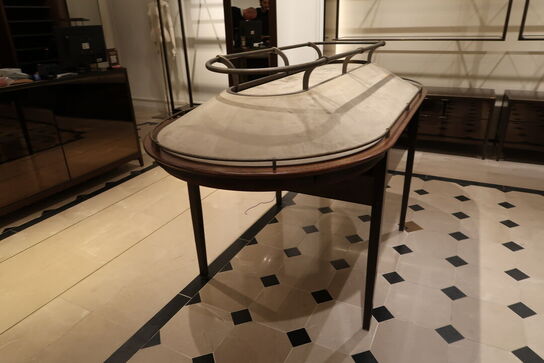 Hel butik med kvalitets butiksinventar bl.a. udstillingsdiske, skænke, hængereoler med glashylder m.m. (LÆS BESKRIVELSE)