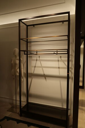 Hel butik med kvalitets butiksinventar bl.a. udstillingsdiske, skænke, hængereoler med glashylder m.m. (LÆS BESKRIVELSE)