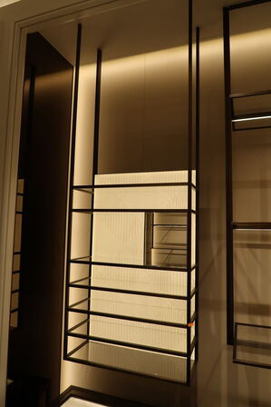 Hel butik med kvalitets butiksinventar bl.a. udstillingsdiske, skænke, hængereoler med glashylder m.m. (LÆS BESKRIVELSE)