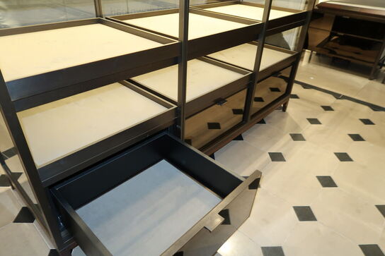 Hel butik med kvalitets butiksinventar bl.a. udstillingsdiske, skænke, hængereoler med glashylder m.m. (LÆS BESKRIVELSE)