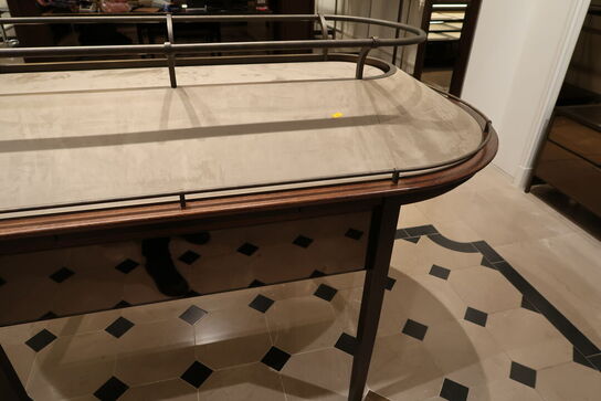 Hel butik med kvalitets butiksinventar bl.a. udstillingsdiske, skænke, hængereoler med glashylder m.m. (LÆS BESKRIVELSE)