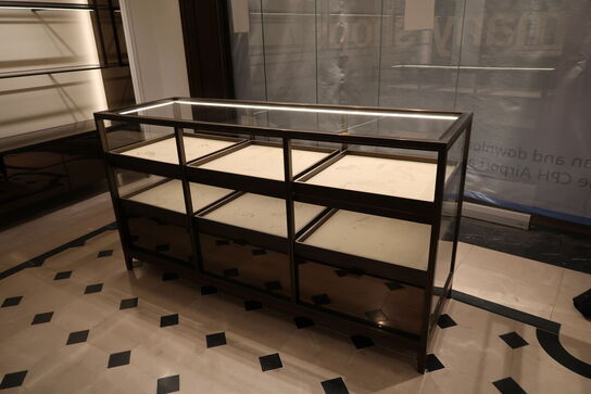 Hel butik med kvalitets butiksinventar bl.a. udstillingsdiske, skænke, hængereoler med glashylder m.m. (LÆS BESKRIVELSE)