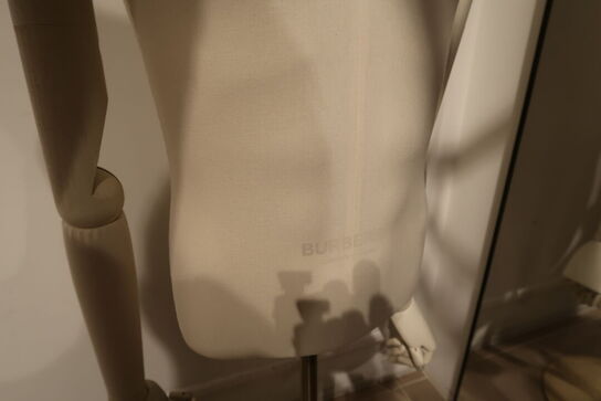 Hel butik med kvalitets butiksinventar bl.a. udstillingsdiske, skænke, hængereoler med glashylder m.m. (LÆS BESKRIVELSE)