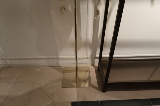 Hel butik med kvalitets butiksinventar bl.a. udstillingsdiske, skænke, hængereoler med glashylder m.m. (LÆS BESKRIVELSE)