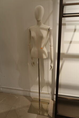 Hel butik med kvalitets butiksinventar bl.a. udstillingsdiske, skænke, hængereoler med glashylder m.m. (LÆS BESKRIVELSE)