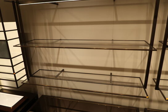 Hel butik med kvalitets butiksinventar bl.a. udstillingsdiske, skænke, hængereoler med glashylder m.m. (LÆS BESKRIVELSE)