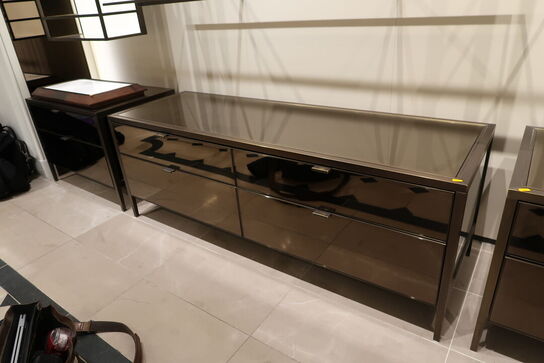 Hel butik med kvalitets butiksinventar bl.a. udstillingsdiske, skænke, hængereoler med glashylder m.m. (LÆS BESKRIVELSE)