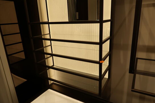 Hel butik med kvalitets butiksinventar bl.a. udstillingsdiske, skænke, hængereoler med glashylder m.m. (LÆS BESKRIVELSE)