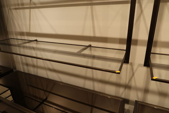 Hel butik med kvalitets butiksinventar bl.a. udstillingsdiske, skænke, hængereoler med glashylder m.m. (LÆS BESKRIVELSE)