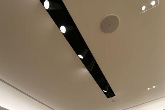 Skinne med 9 stk. spots samt højtaler, skinne med 34 stk. spots samt højtalere (LÆS BESKRIVELSE)