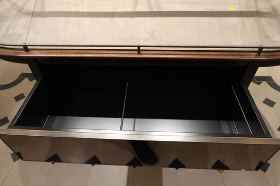 Hel butik med kvalitets butiksinventar bl.a. udstillingsdiske, skænke, hængereoler med glashylder m.m. (LÆS BESKRIVELSE)