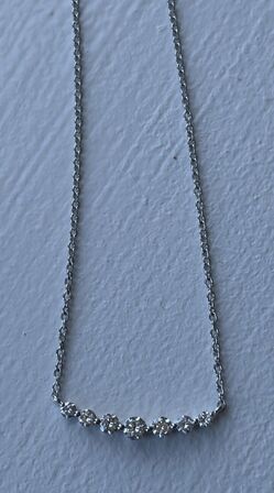 Halskæde af 14 kt. hvidguld med brillantslebene laboratorieskabte diamanter på samlet samlet ca. 0.35 ct.