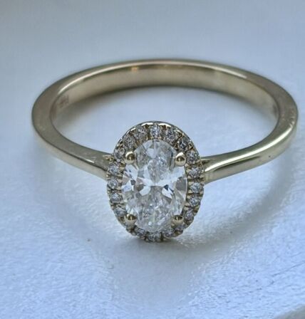 Ring af 14 kt guld, med brillantslebene laboratorieskabte diamanter, samlet ca.0.59.