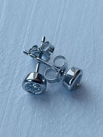 Et par ørestikker af 14 kt hvidguld