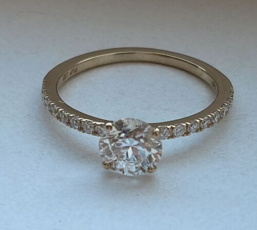 Ring af 14 kt guld, med brillantslebene laboratorieskabte diamanter