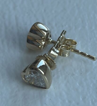 Et par ørestikker af 14 kt guld, hver prydet med en laboratorieskabt diamant, samlet ca 0.79 ct,