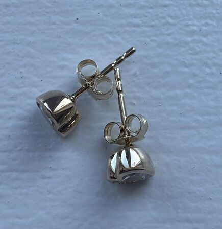 Et par ørestikker af 14 kt guld, hver prydet med en laboratorieskabt diamant, samlet ca 0.79 ct,