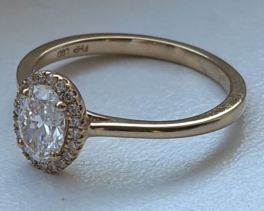 Ring af 14 kt guld, med brillantslebene laboratorieskabte diamanter, samlet ca.0.59.