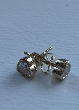 Et par ørestikker af 14 kt guld, hver prydet med en laboratorieskabt diamant, samlet ca 0.79 ct,