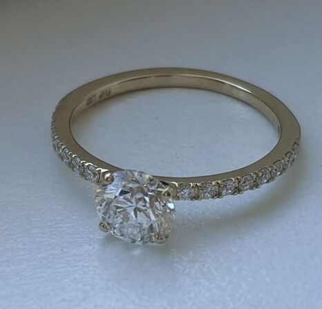 Ring af 14 kt guld, med brillantslebene laboratorieskabte diamanter