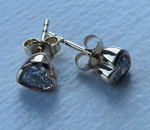 Et par ørestikker af 14 kt guld, hver prydet med en laboratorieskabt diamant, samlet ca 0.79 ct,