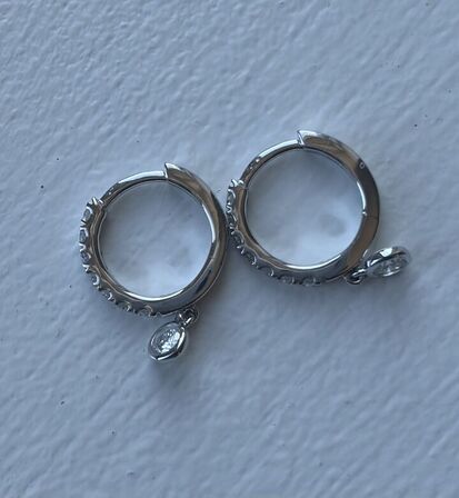 Par øreringe med laboratorieskabte diamanter, af 14 kt hvidguld