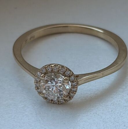 Ring af 14 kt guld, med brillantslebne laboratorieskabte diamanter