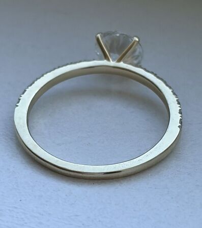 Ring af 14 kt guld, med brillantslebene laboratorieskabte diamanter