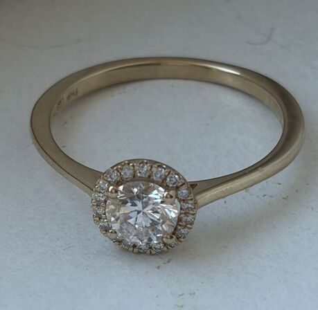 Ring af 14 kt guld, med brillantslebne laboratorieskabte diamanter