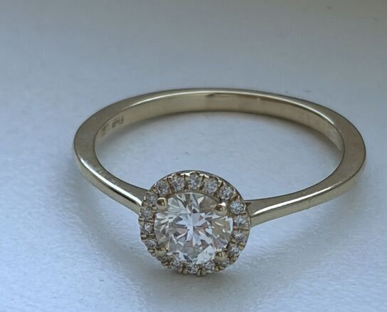 Ring af 14 kt guld, med brillantslebne laboratorieskabte diamanter