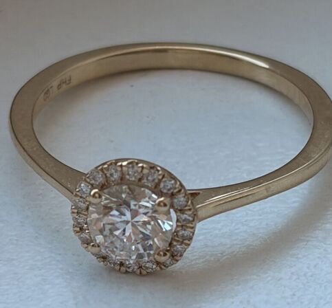 Ring af 14 kt guld, med brillantslebne laboratorieskabte diamanter