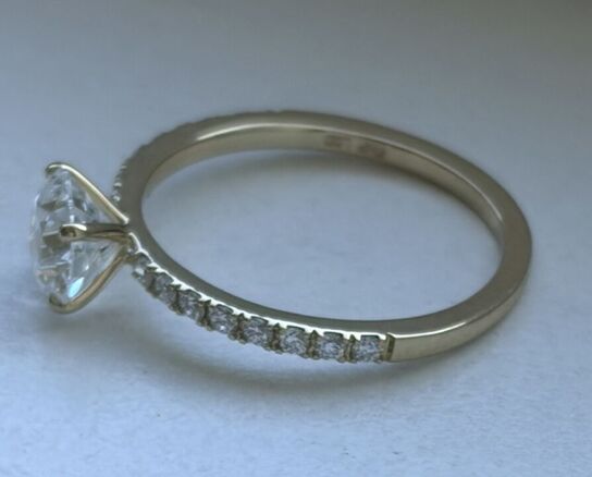 Ring af 14 kt guld, med brillantslebene laboratorieskabte diamanter