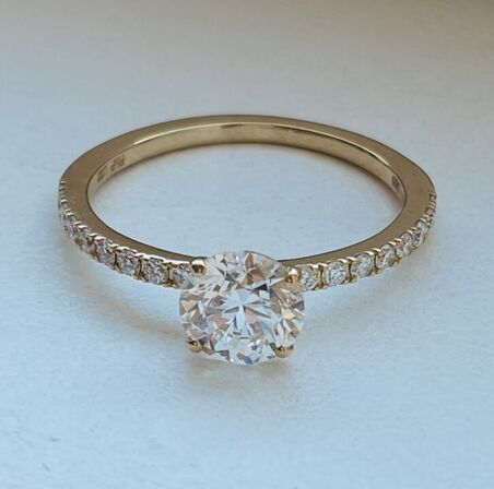 Ring af 14 kt guld, med brillantslebene laboratorieskabte diamanter