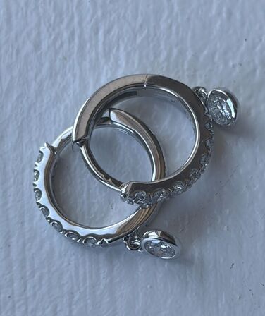 Par øreringe med laboratorieskabte diamanter, af 14 kt hvidguld