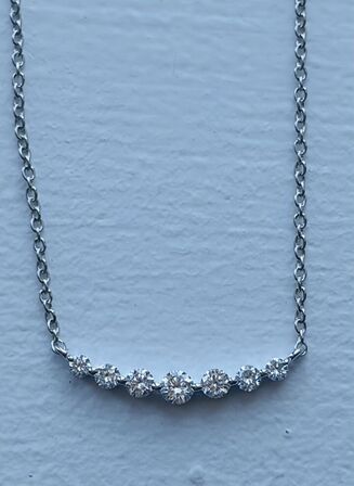 Halskæde af 14 kt. hvidguld med brillantslebene laboratorieskabte diamanter på samlet samlet ca. 0.35 ct.