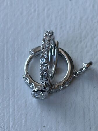 Par øreringe med laboratorieskabte diamanter, af 14 kt hvidguld